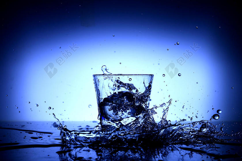 蓝色广告唯美水杯中水溅开来宣传背景图片