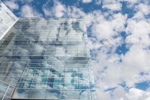 蓝天白云高楼大厦大楼高耸入云玻璃建筑物城市图片