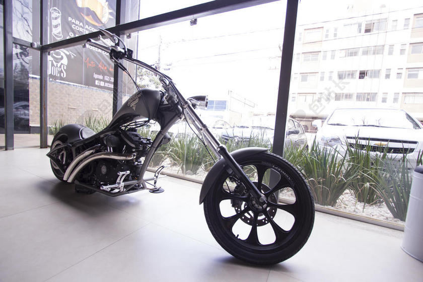 彩色交通创意先打一辆新款的摩托车款式交通背景图片