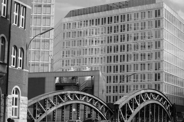 黑灰现代城市建筑商务中心高层大厦背景图片