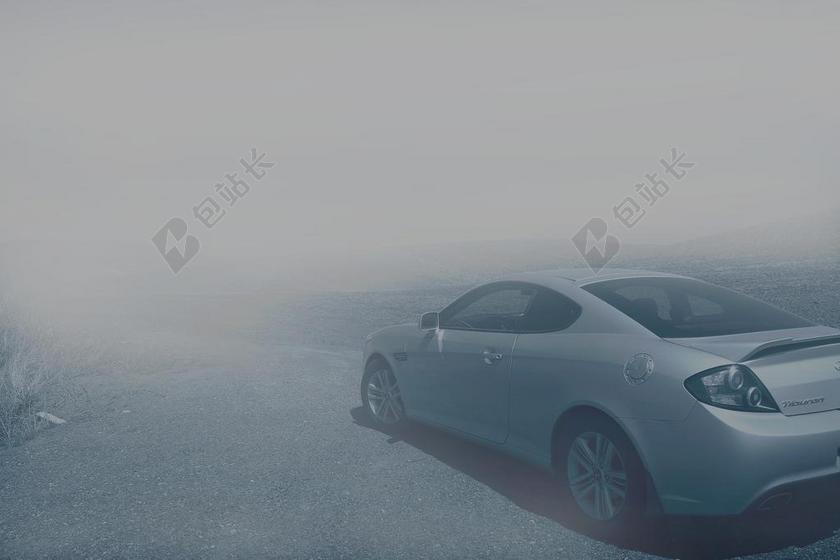 广告时尚穿越雾霾的汽车背景图片