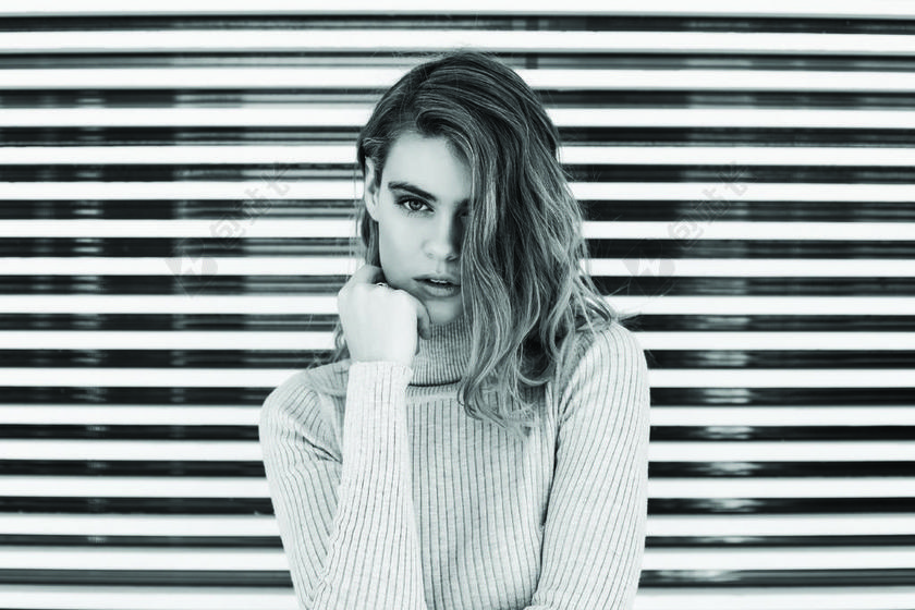 户外横条背景长发思考女背景图片