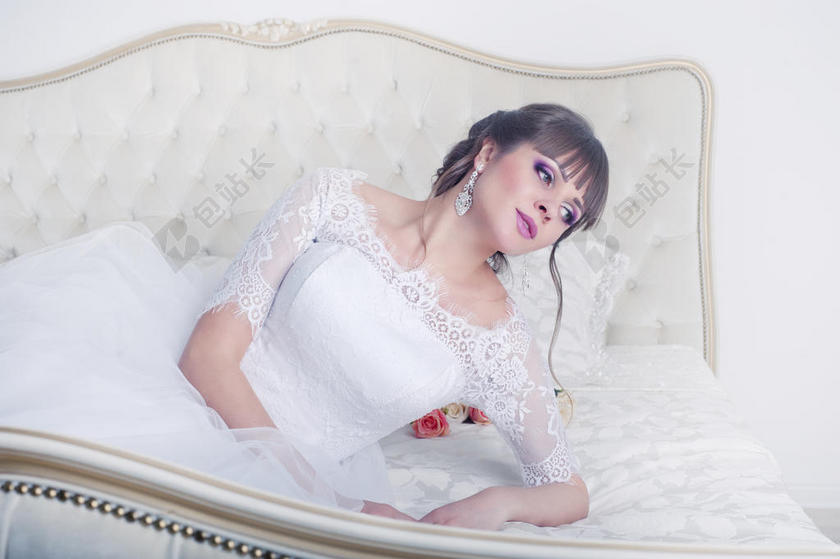 白色人群美丽气质身穿婚纱的女孩半躺在床上结婚摄影女孩背景图片