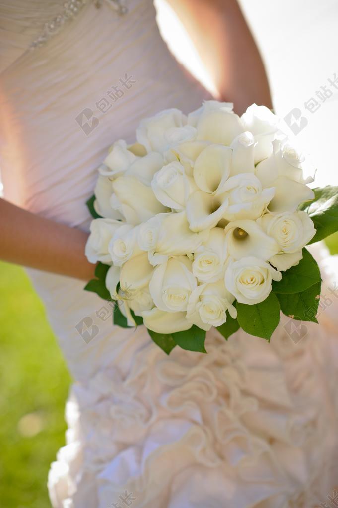 白色婚庆温馨新娘手中的花束背景图片