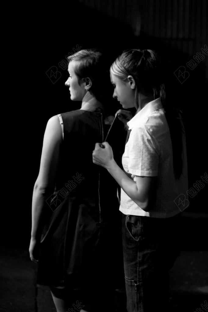 黑白人物艺术时尚美女试衣服人物特写背景图片