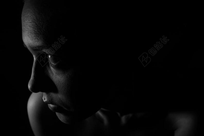 广告时尚少女侧脸黑白照片背景图片