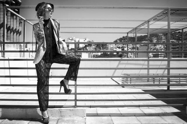 黑白户外现代建筑抽烟时尚女摄影背景图片