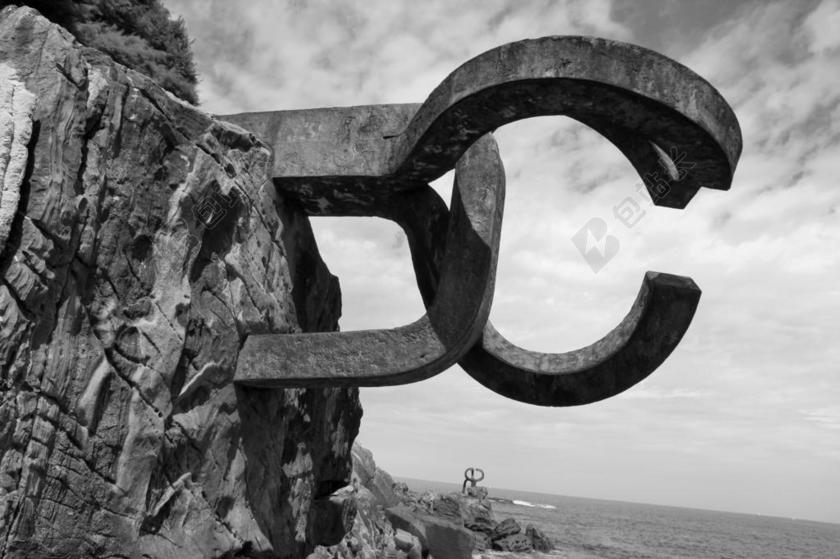 黑白岩石悬崖断壁雕塑创作背景图片