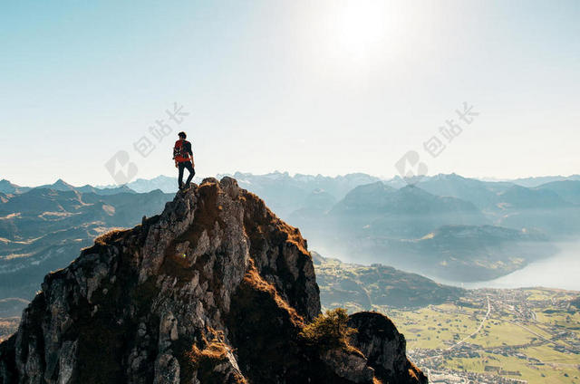 户外登山攀登山顶男人励志正能量图片