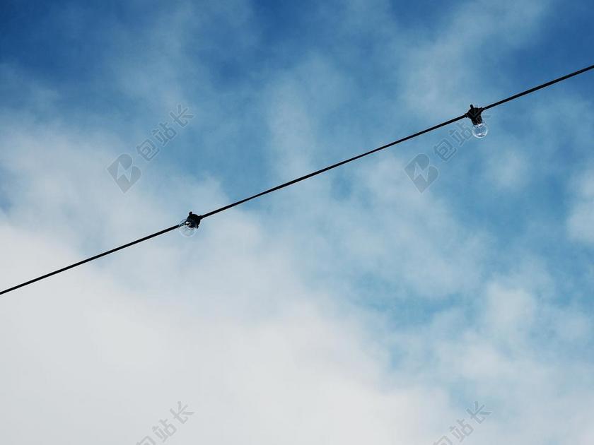 蓝色摄影特写电线上的小灯泡背景图片