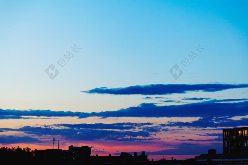 黄昏天空白云远方建筑背景图片