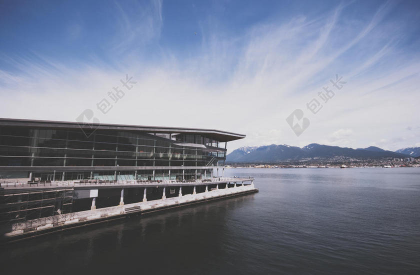 蓝色海边商务旅游度假建筑设计背景图片