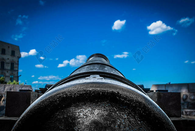 炮兵部队建筑大炮城市天空背景图片