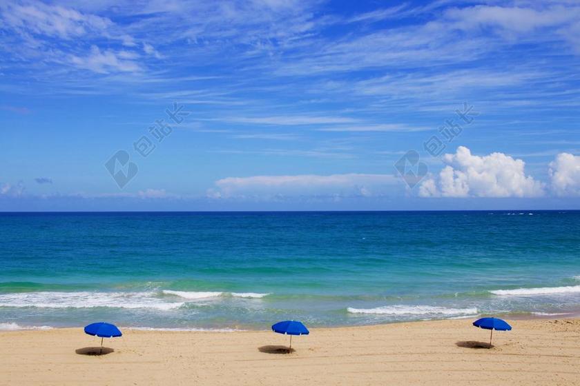 蓝色海滩云海岸线地平线大海沙滩度假背景图片