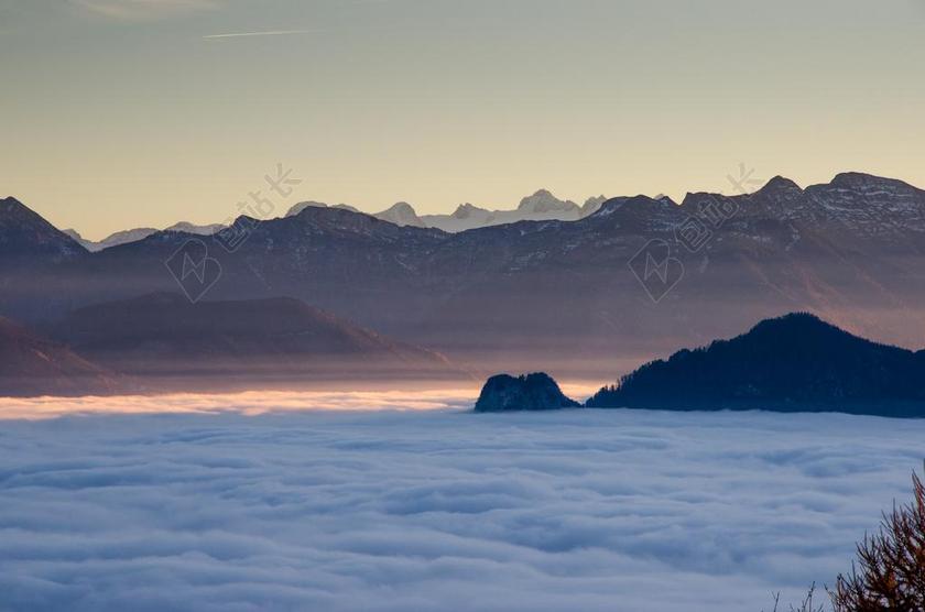 自然云海远方群山环绕背景图片