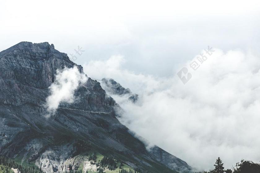 摄影自然云层笼罩山峰背景图片
