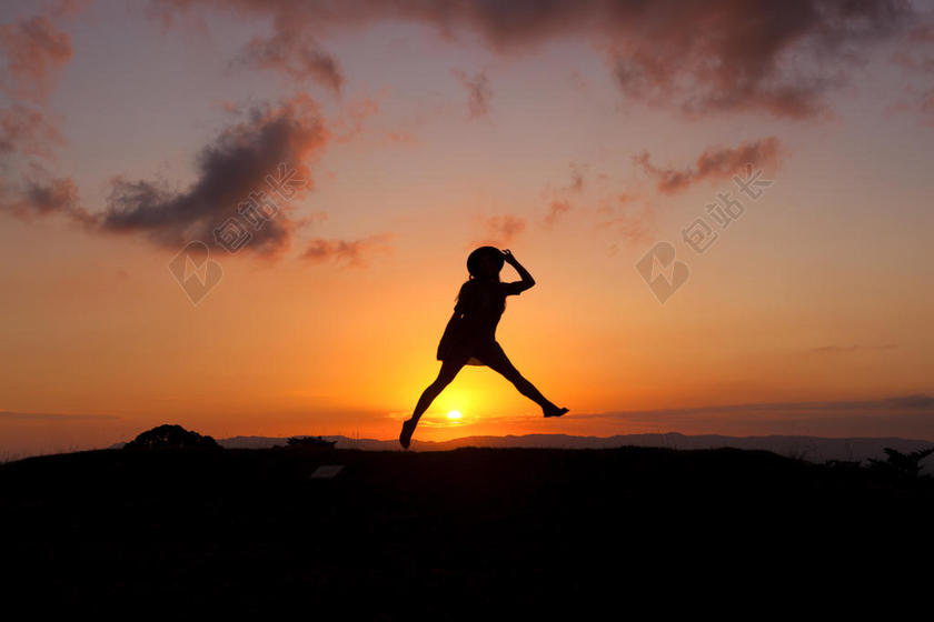 旅游自然黄昏下跳舞的女性背景图片