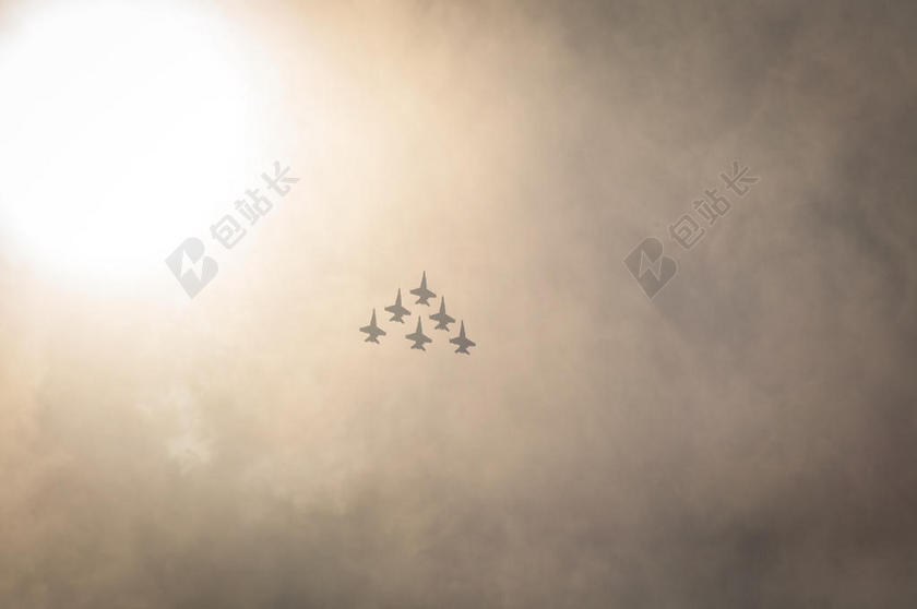 摄影乌云上的喷气式飞机背景图片