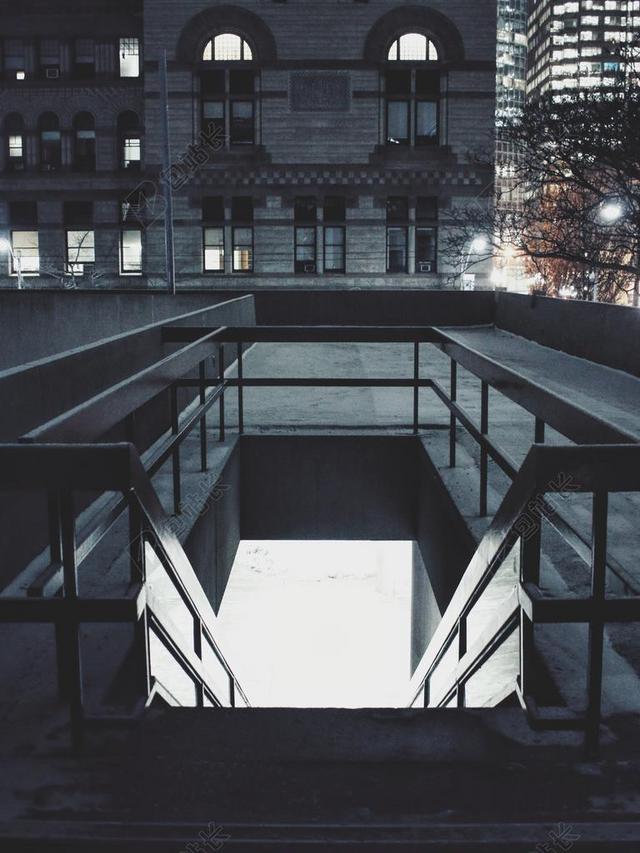 黑色夜晚现代建筑楼房楼梯背景图片