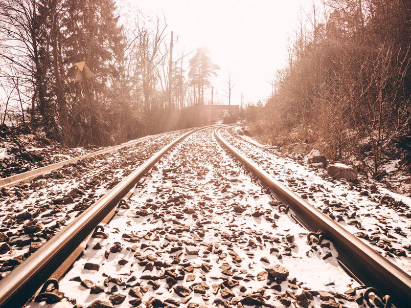 建筑清新寒冬户外的轨道背景图片