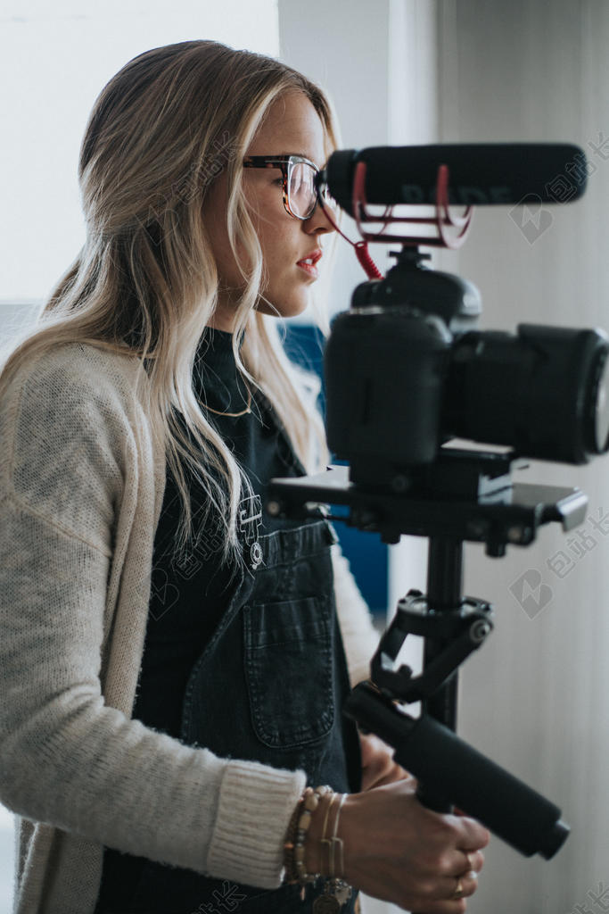 现代摄影技术数码产品工作中女背景图片