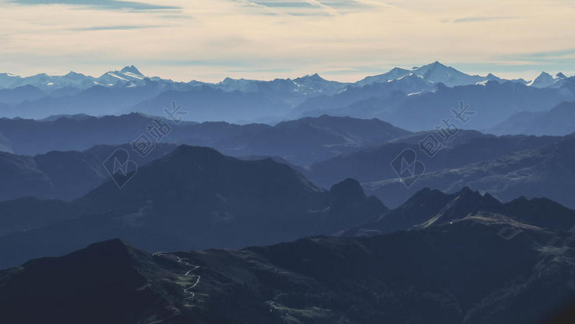 自然山脉景色背景图片