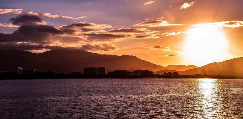 户外黄昏现代城市建筑水边背景图片