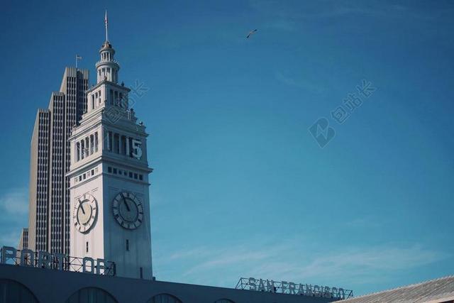 蓝色建筑局部白色的时间塔背景图片