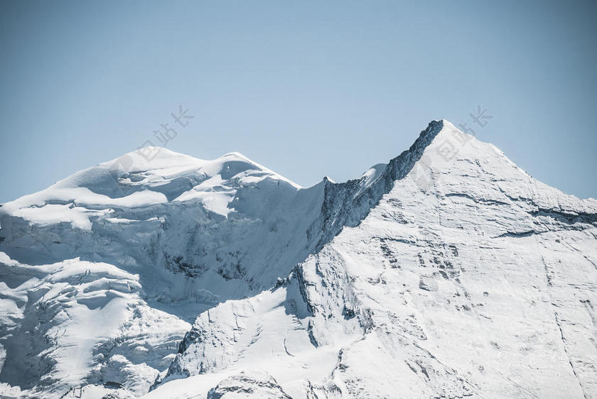 自然白雪覆盖的山峰背景图片