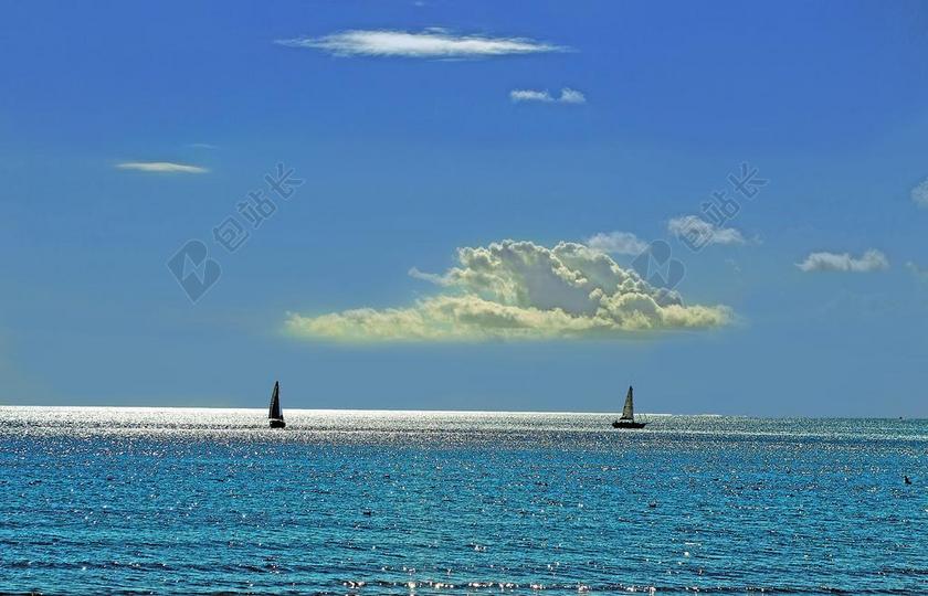 蓝色自然景观沿海海边帆船度假背景图片
