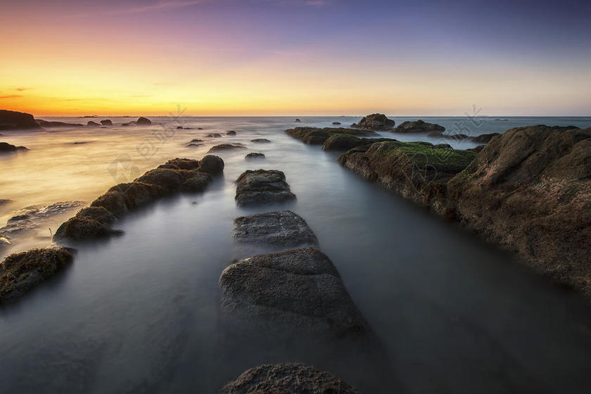 暗色唯美山水背景图片