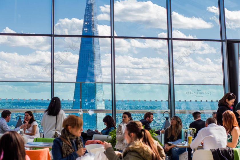 大厦建筑内人们在吃饭背景图片