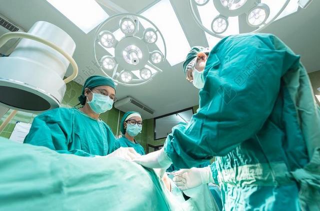 医疗科技医生在手术台上做手术背景图片