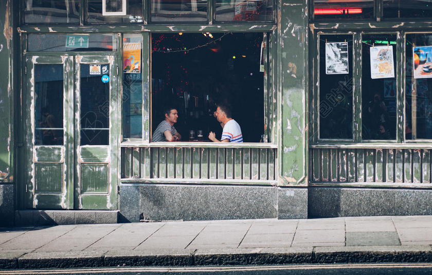 清新酒吧里商谈的男子背景图片