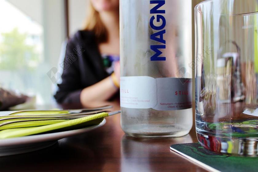 室内水杯容器玻璃制品背景图片