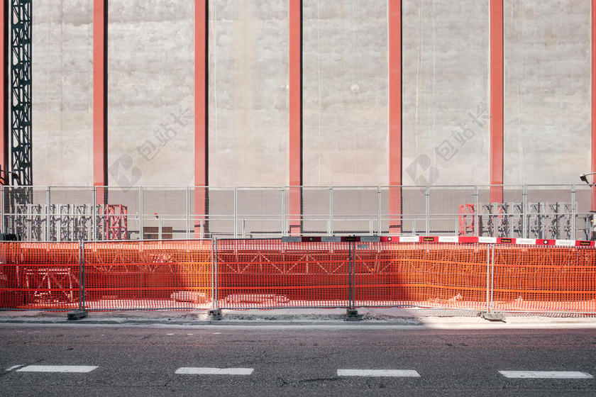 红会街景整洁高楼下的大街和栅栏街道街拍背景图片