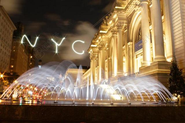夜晚现代城市市中心建筑设计喷泉背景图片