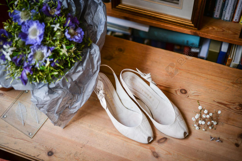 彩色时尚魅力木桌上的鲜花和高跟鞋鞋子时尚摄影背景图片
