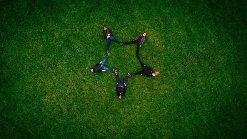 绿色草坪游玩摆五角星背景图片