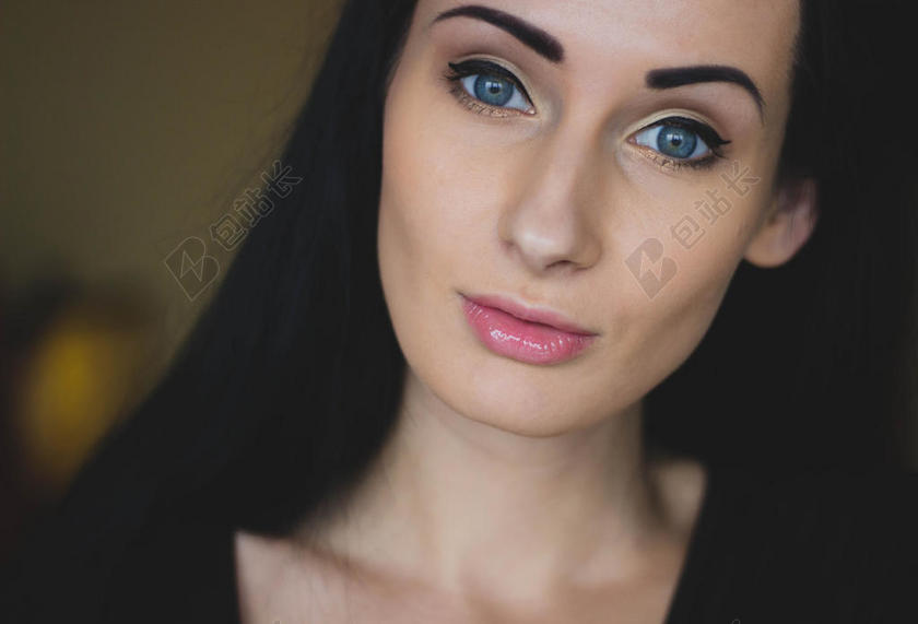 黑色现代女面部特写蓝眼睛背景图片