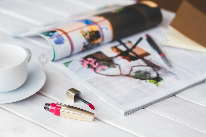 白色家居纹理白色桌子上的杂志背景图片