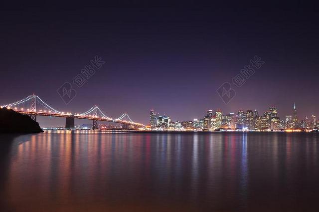 夜晚城市建筑桥梁倒影都市背景图片