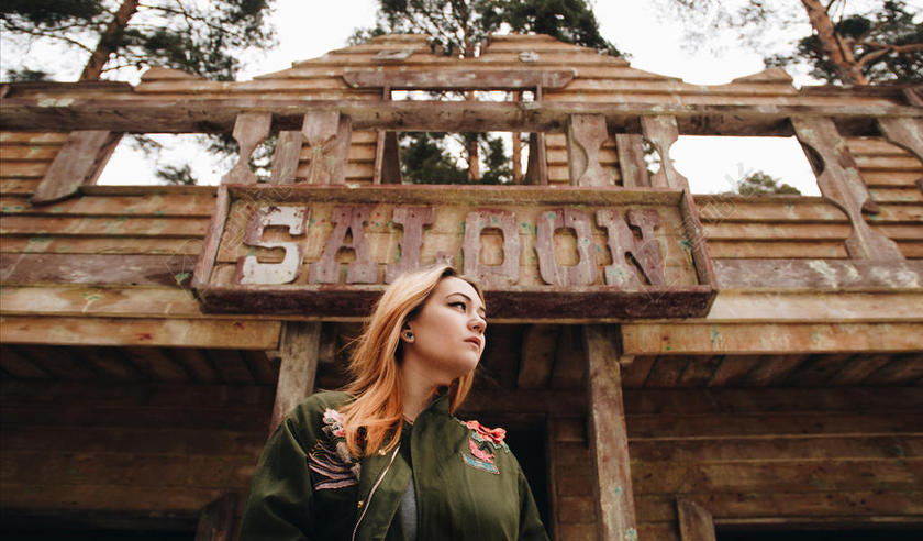 黄绿人物野性酷某建筑物下的长发女孩近照女孩摄影野外背景图片