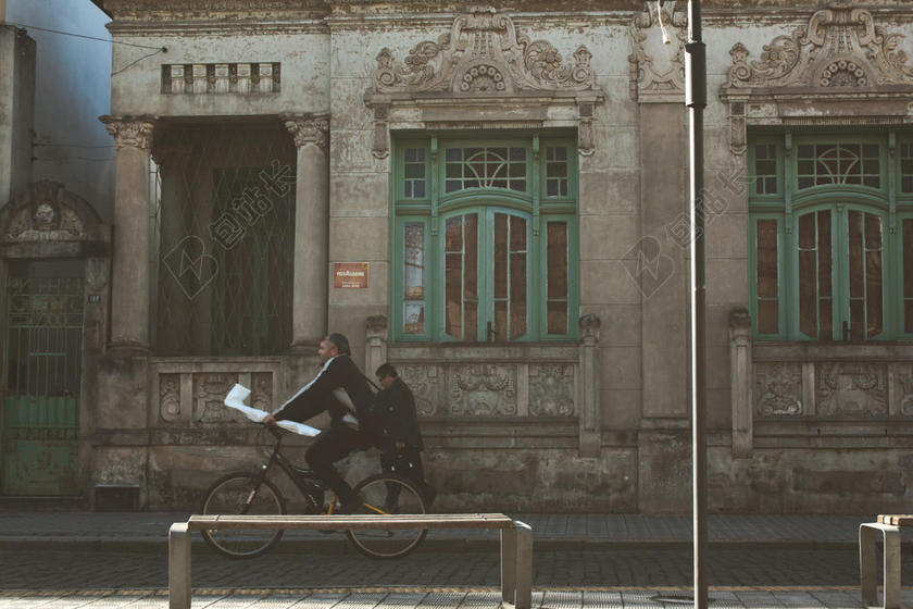 褐色旅游清新建筑物人骑车城市背景图片