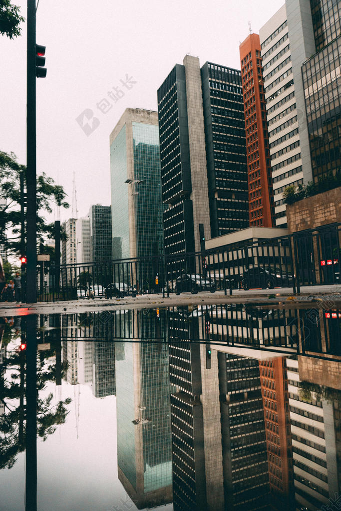 彩色建筑现代湖边的高楼大厦城市景观建筑背景图片