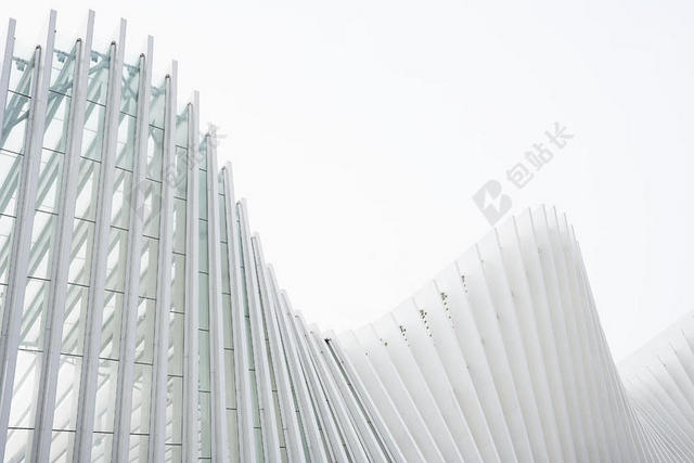 白色建筑简约玻璃曲线城市背景图片
