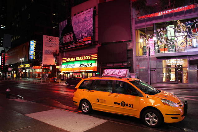 夜晚现代城市建筑商场街道出租车背景图片