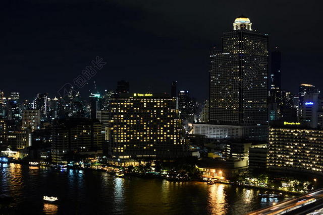 黑色夜晚城市建筑商务中心湖水背景图片