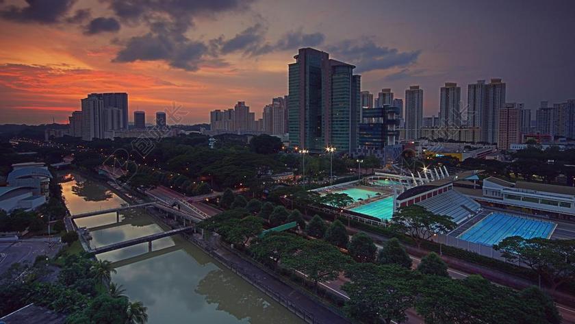 黄色建筑商业日落下运河交通城市景观背景图片