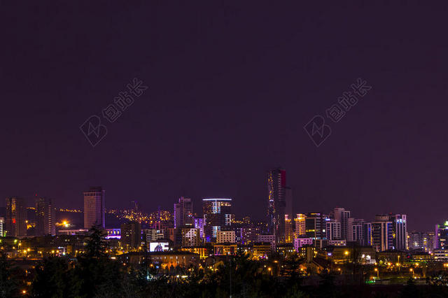 黑色夜晚城市建筑高层住宅背景图片